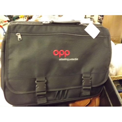 2053 - 13 Laptop bags - unused