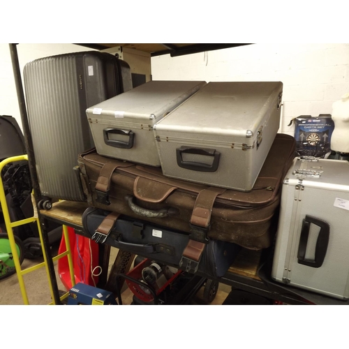 2460 - 5 Assorted suitcases/trunks