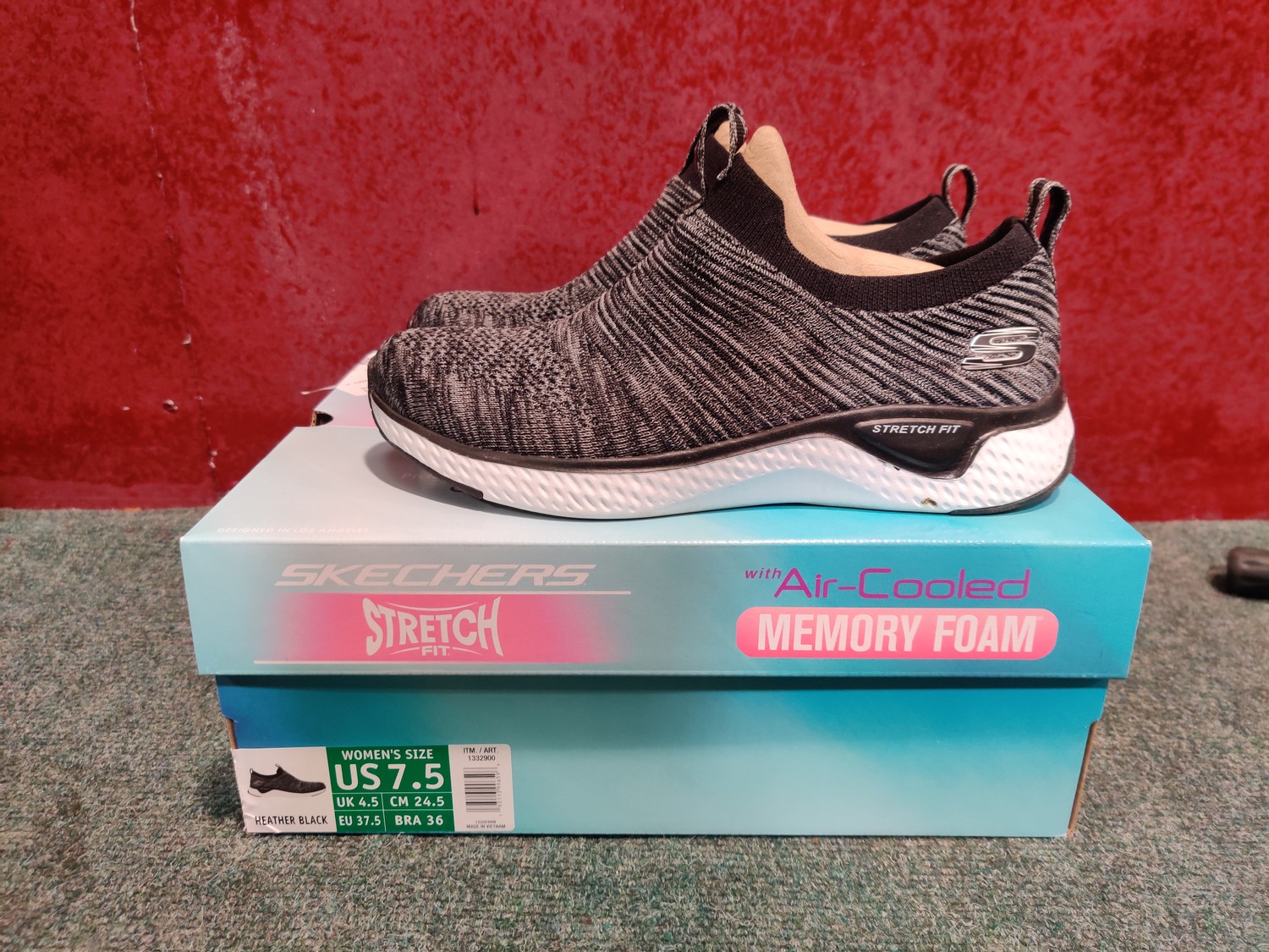 Skechers relaxed fit hot sale memory foam 36