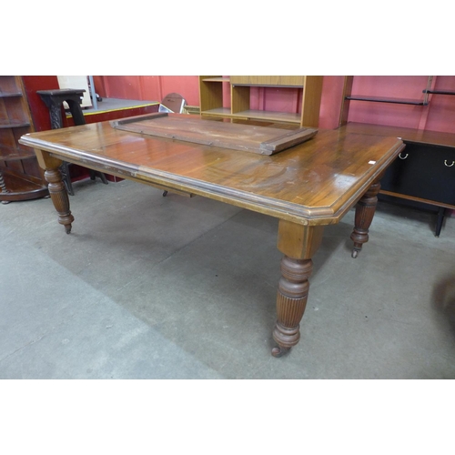 25 - A Victorian walnut extending dining table