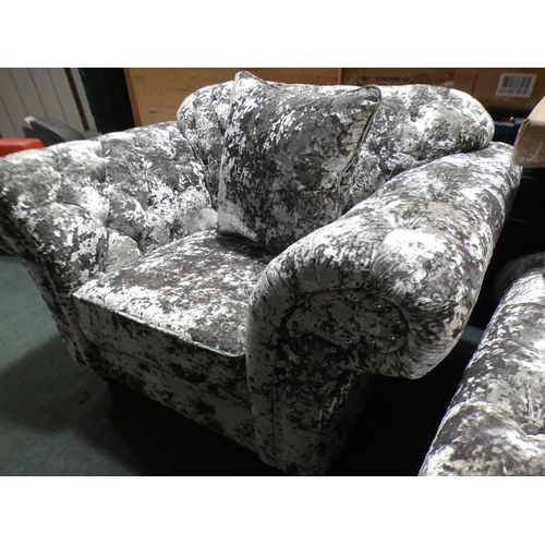 3040 - Crushed velvet buttoned fabric armchair *this lot is subject to vat