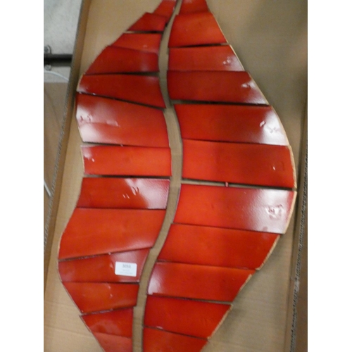 3056 - Red lips design metal wall art * this lot is subject to vat