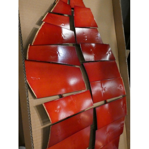 3056 - Red lips design metal wall art * this lot is subject to vat