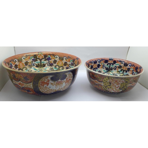 621 - Two Japanese Imari bowls, four character marks to the base, 25.5cm and 19.5cm