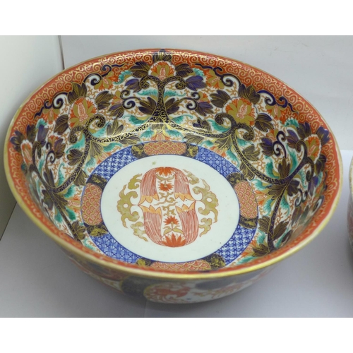 621 - Two Japanese Imari bowls, four character marks to the base, 25.5cm and 19.5cm