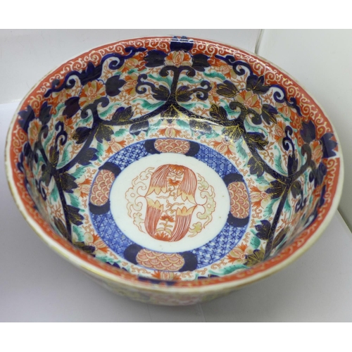 621 - Two Japanese Imari bowls, four character marks to the base, 25.5cm and 19.5cm