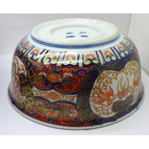 621 - Two Japanese Imari bowls, four character marks to the base, 25.5cm and 19.5cm