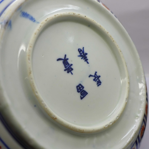 621 - Two Japanese Imari bowls, four character marks to the base, 25.5cm and 19.5cm