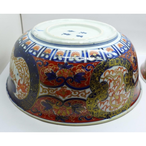 621 - Two Japanese Imari bowls, four character marks to the base, 25.5cm and 19.5cm