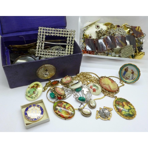 622 - Vintage costume jewellery