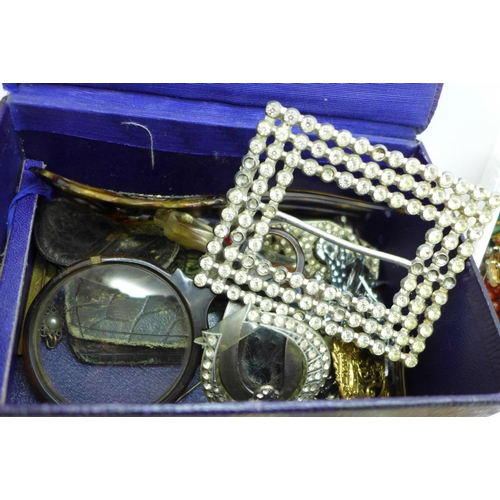 622 - Vintage costume jewellery