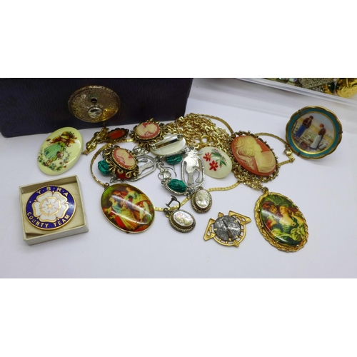 622 - Vintage costume jewellery