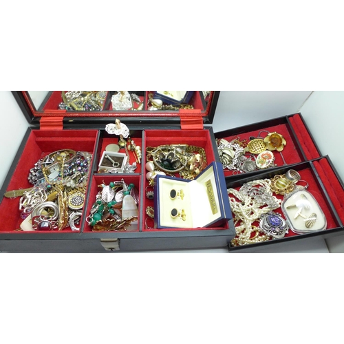 624 - A jewellery box and costume jewellery