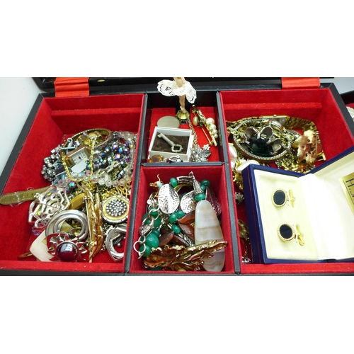 624 - A jewellery box and costume jewellery