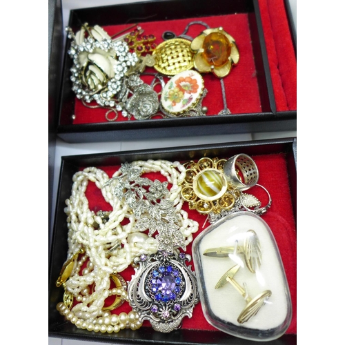 624 - A jewellery box and costume jewellery