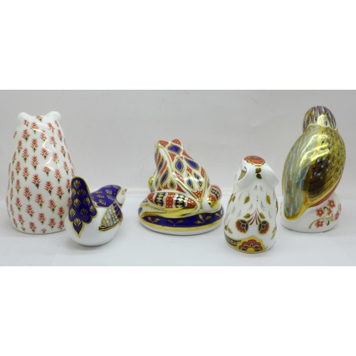 647 - Five Royal Crown Derby Paperweights. ‘Wren’ with gold stopper, ’Frog’ with silver stopper‘ , (both I... 