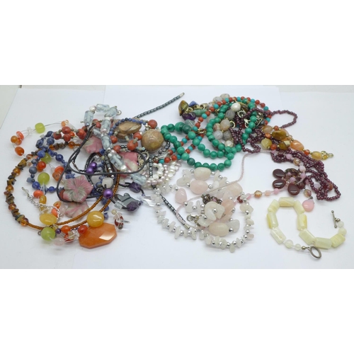 653 - Gemstone jewellery including malachite and garnet