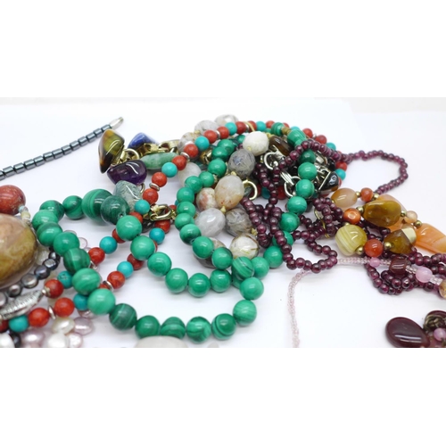 653 - Gemstone jewellery including malachite and garnet