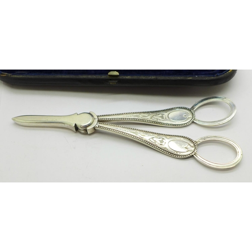 655 - A pair of antique silver grape scissors in fitted case, Sheffield 1891, 99g