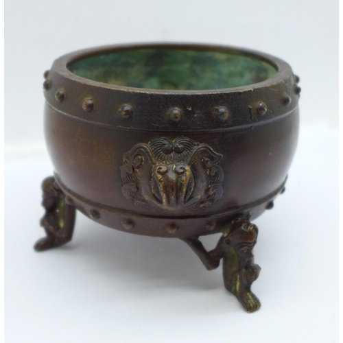 658 - A Chinese bronze censer with Apocryphal Xuande, 9cm