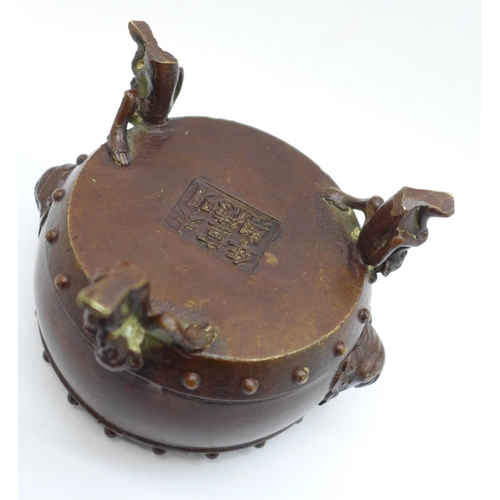 658 - A Chinese bronze censer with Apocryphal Xuande, 9cm