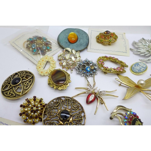 675 - Twenty-five costume brooches