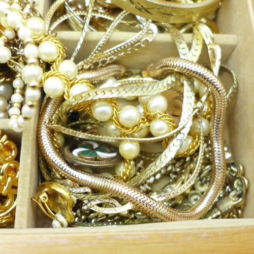 691 - Vintage costume jewellery