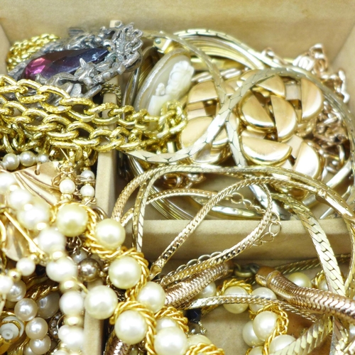 691 - Vintage costume jewellery