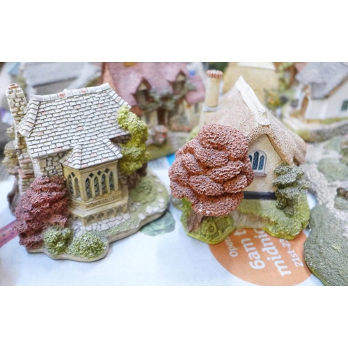 780 - Seventeen Lilliput Lane cottages, some a/f (small chips)