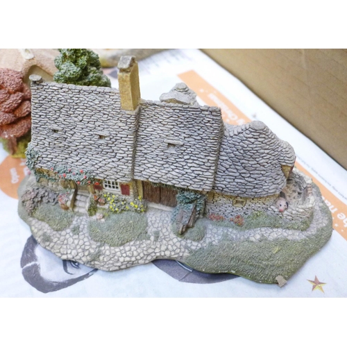 780 - Seventeen Lilliput Lane cottages, some a/f (small chips)