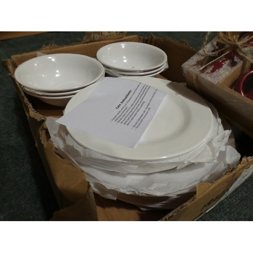 3049 - Melamine dinnerware & a Ryan small mug set * this lot is subject to VAT