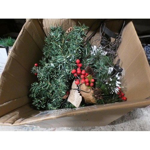 3059 - A box of miscellaneous Christmas/festive items * this lot is subject to VAT