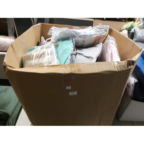 3069 - A box of miscellaneous soft furnishings * this lot is subject to VAT