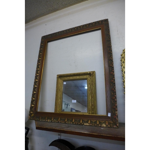 389 - A gilt framed mirror and a gilt picture frame