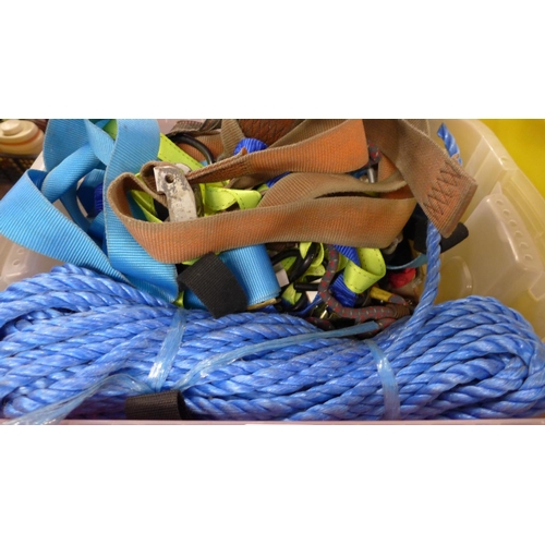 2321 - Tub of straps and rope