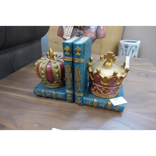 1317 - A pair of crown bookends, H15cms (CRB56820)   #