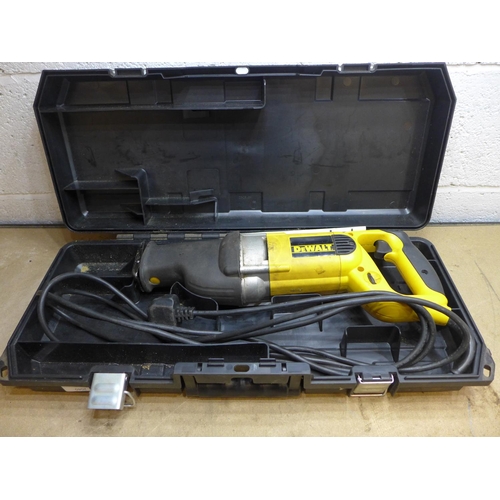 2040 - DeWalt 240v Saber saw - W - but no variable speed control