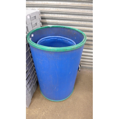 2055 - 2 Plastic tubs (1 large & 1 small) - ideal for allotments