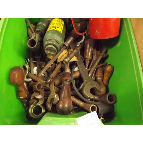 2325 - Green tub of hand tools & sledgehammer