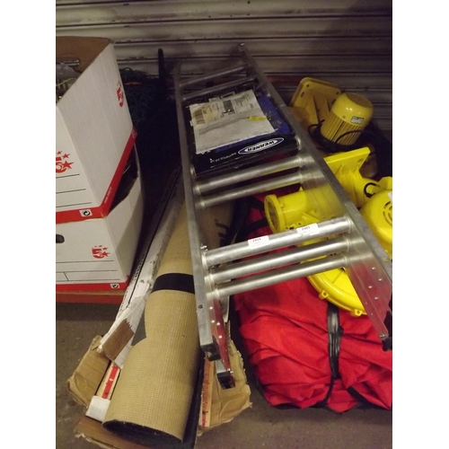 2414 - Werner triple 4 rung loft ladder, Part box of carpet grippers and part roll of underlay