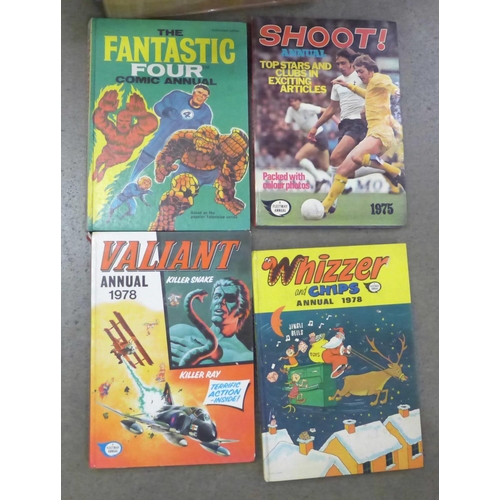 1062 - A collection of Dandy and Beano books and a collection of other annuals including Shoot, Eagle, Vali... 