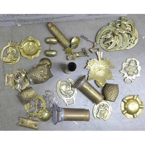 1078 - A collection of brassware including horse brasses **PLEASE NOTE THIS LOT IS NOT ELIGIBLE FOR POSTING... 