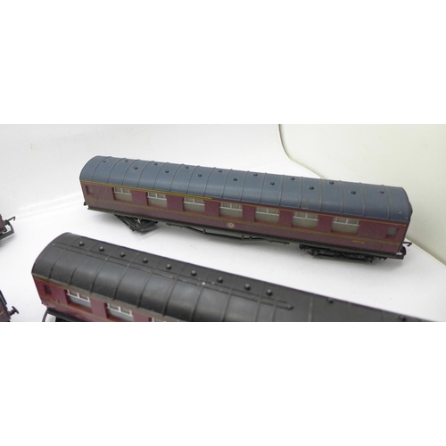 672 - Four Hornby OO gauge maroon coaches