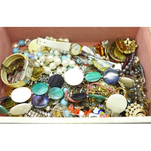 690 - A jewellery box and contents