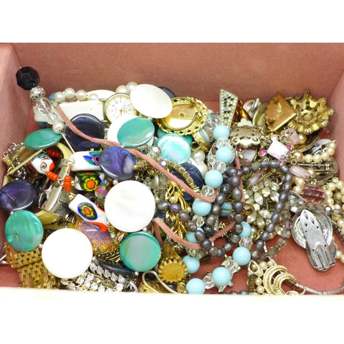 690 - A jewellery box and contents