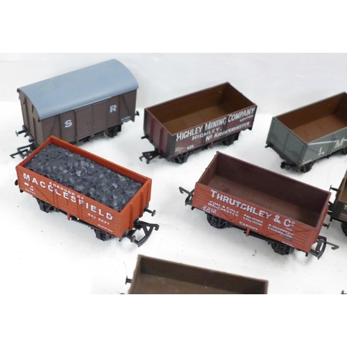 701 - A set of ten Mainline OO gauge model railway wagons