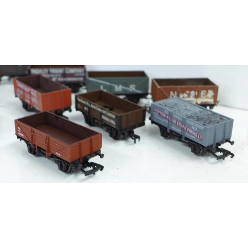 701 - A set of ten Mainline OO gauge model railway wagons