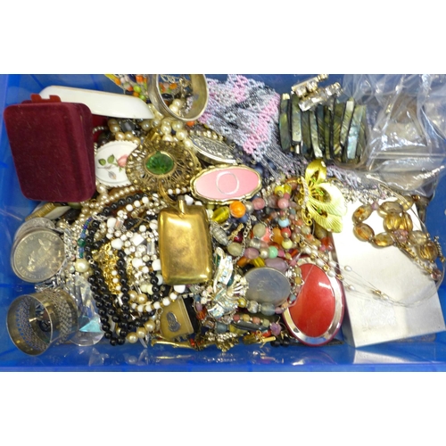 780 - Tray of costume jewellery, coins, etc.