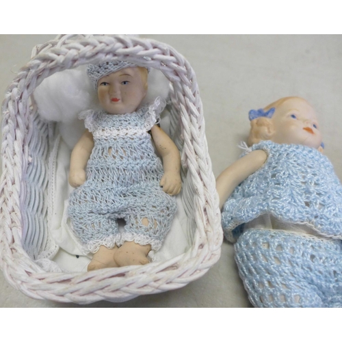 837 - A straw basket containing French and German dolls