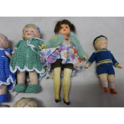 837 - A straw basket containing French and German dolls